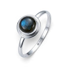 [KI] Labradoritring aus Silber auf weißem Hintergrund