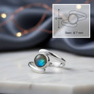 [KI] Labradoritring aus Silber mit Maßangaben zu Ring und Edelstein