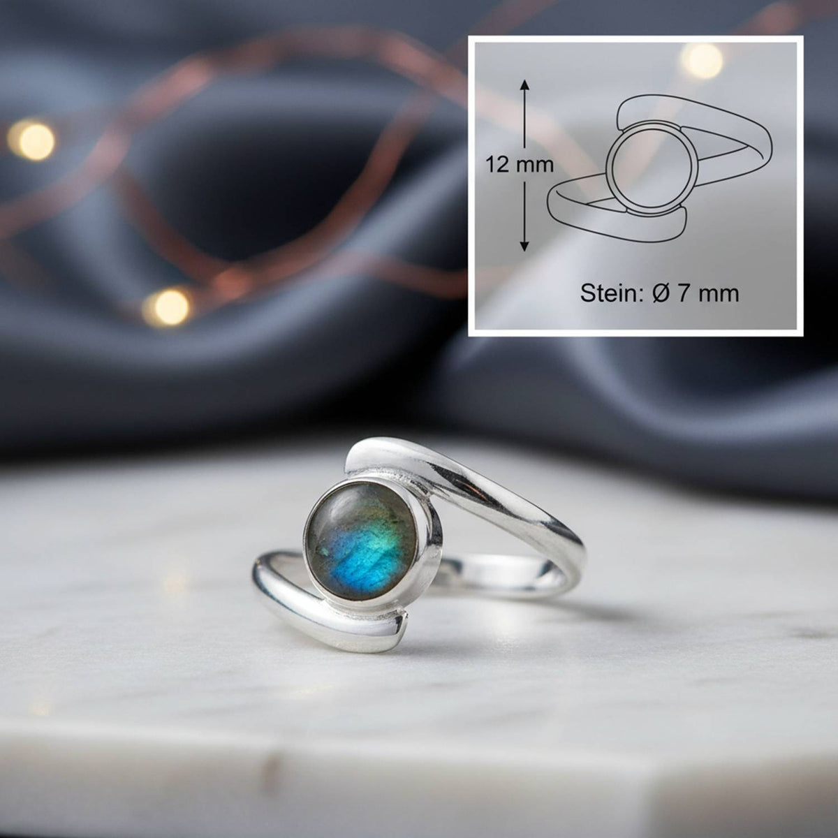 Labradoritring aus Silber mit Maßangaben zu Ring und Edelstein