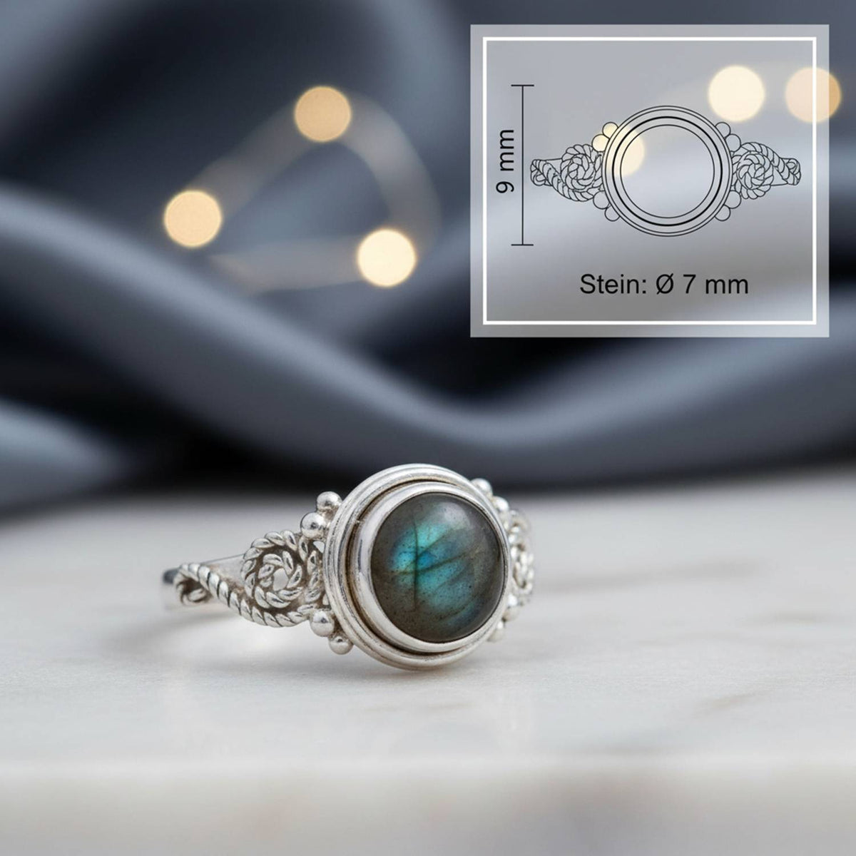 Labradoritring aus Silber mit Maßangaben zu Ring und Edelstein