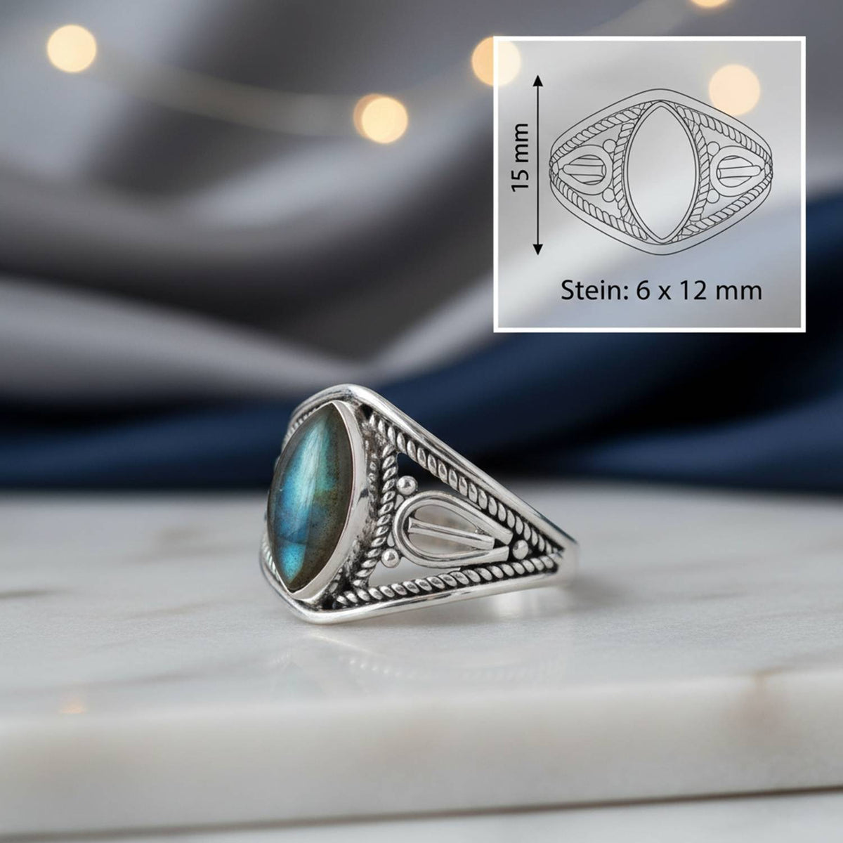 Labradoritring aus Silber mit Maßangaben zu Ring und Edelstein