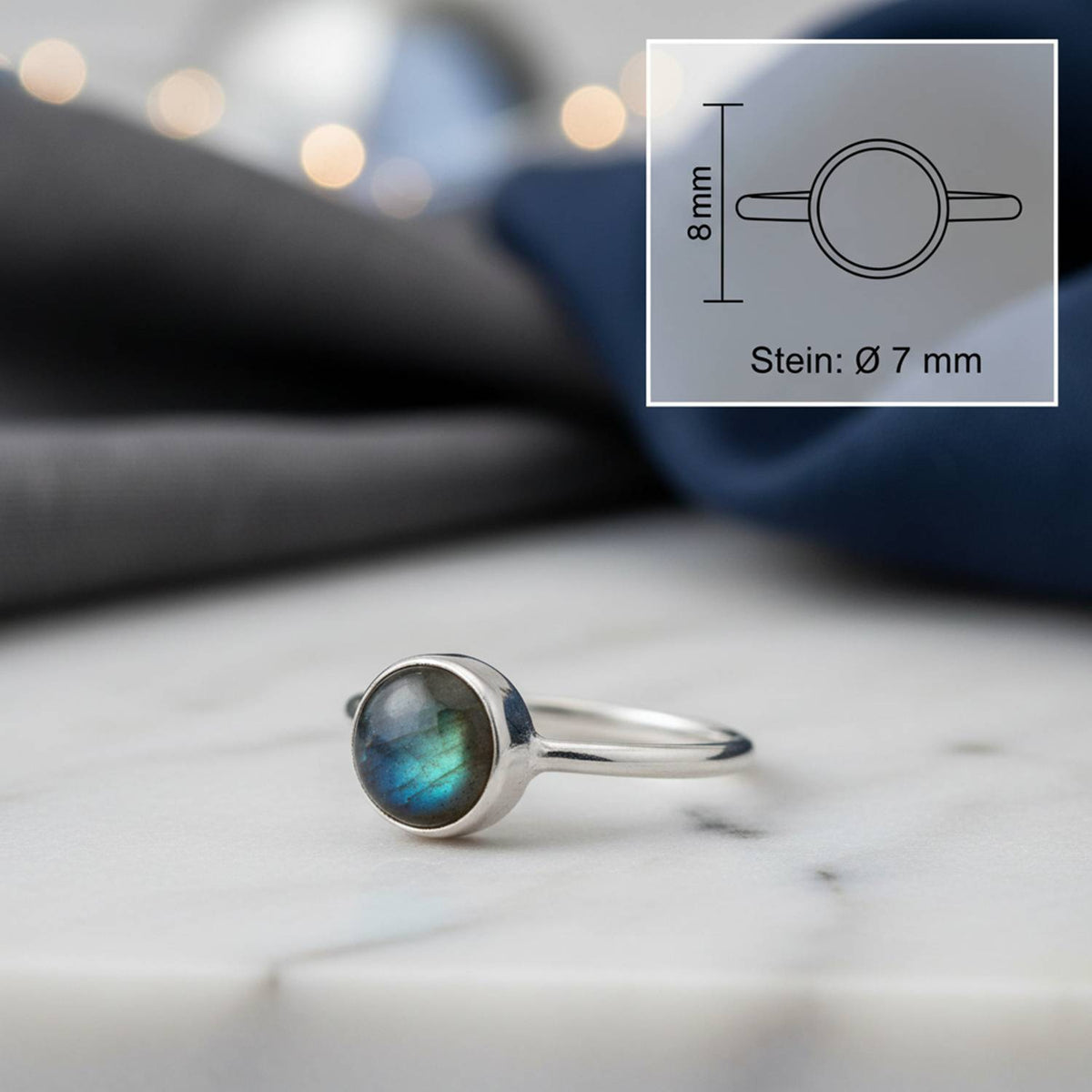 Labradoritring aus Silber mit Maßangaben zu Ring und Edelstein