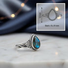 [KI] Labradoritring aus Silber mit Maßangaben zu Ring und Edelstein