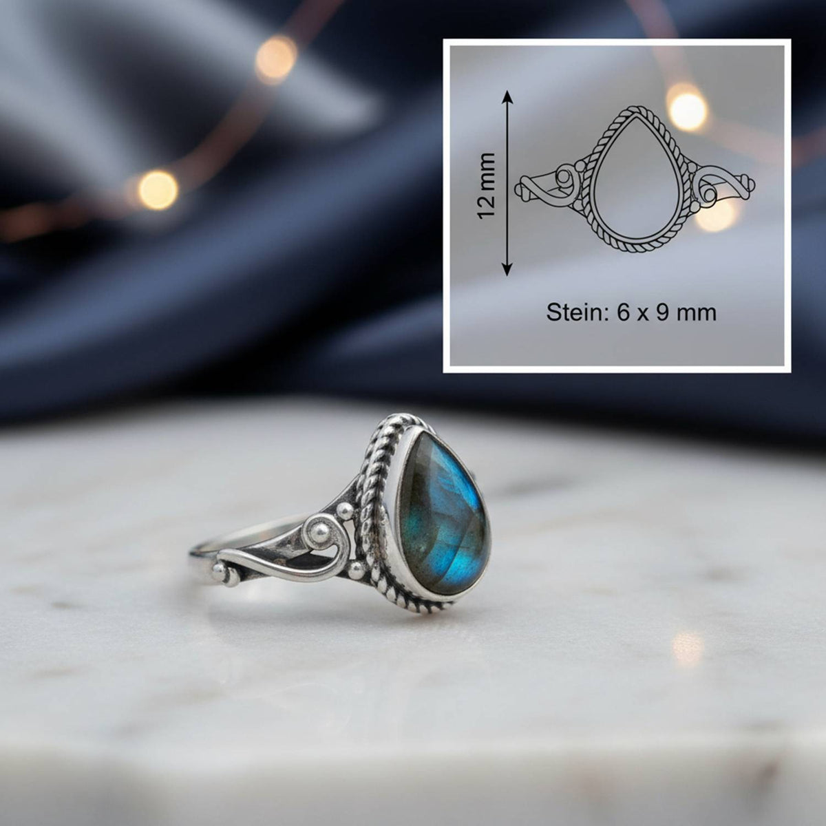 Labradoritring aus Silber mit Maßangaben zu Ring und Edelstein
