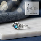 [KI] Labradoritring aus Silber mit Maßangaben zu Ring und Edelstein