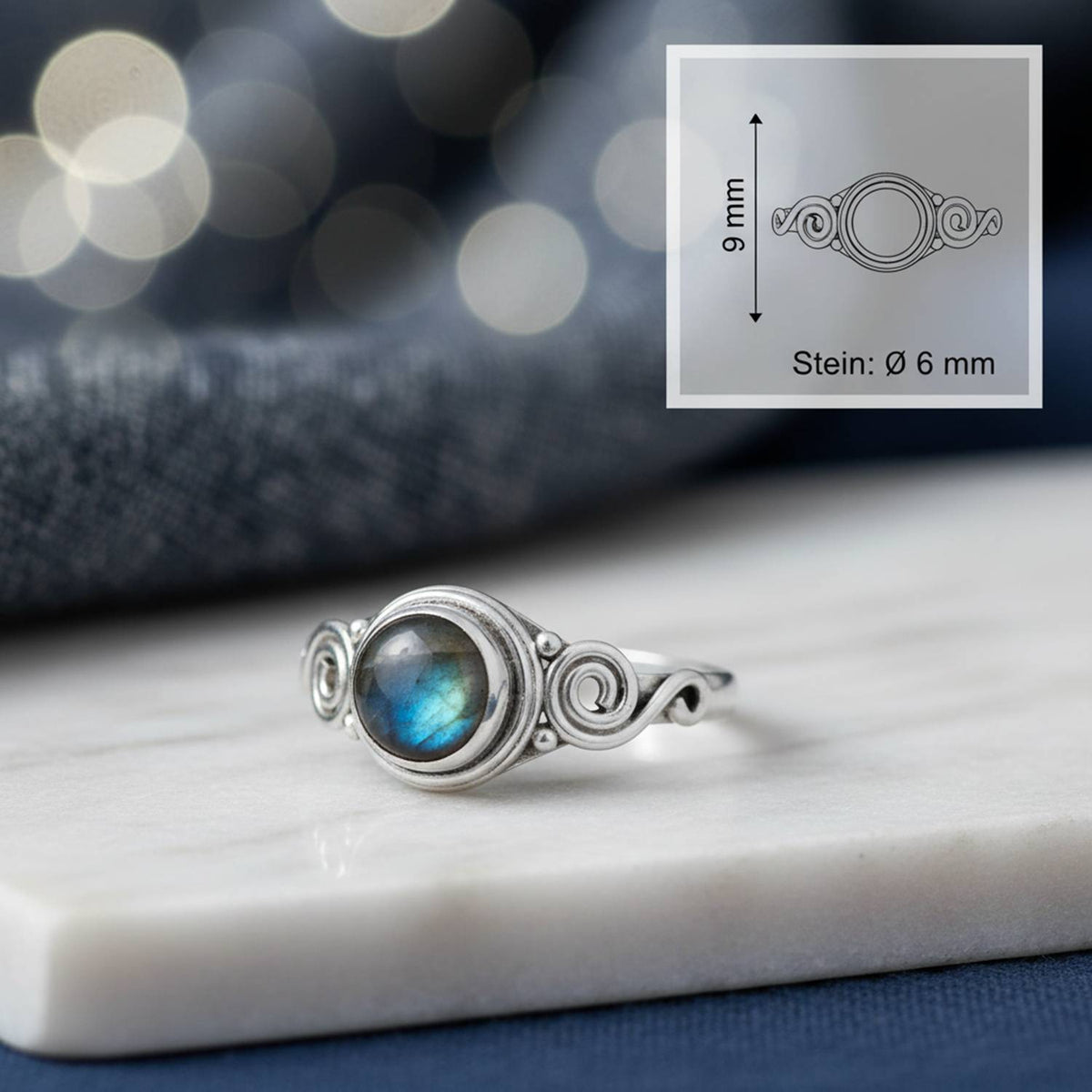 Labradoritring aus Silber mit Maßangaben zu Ring und Edelstein