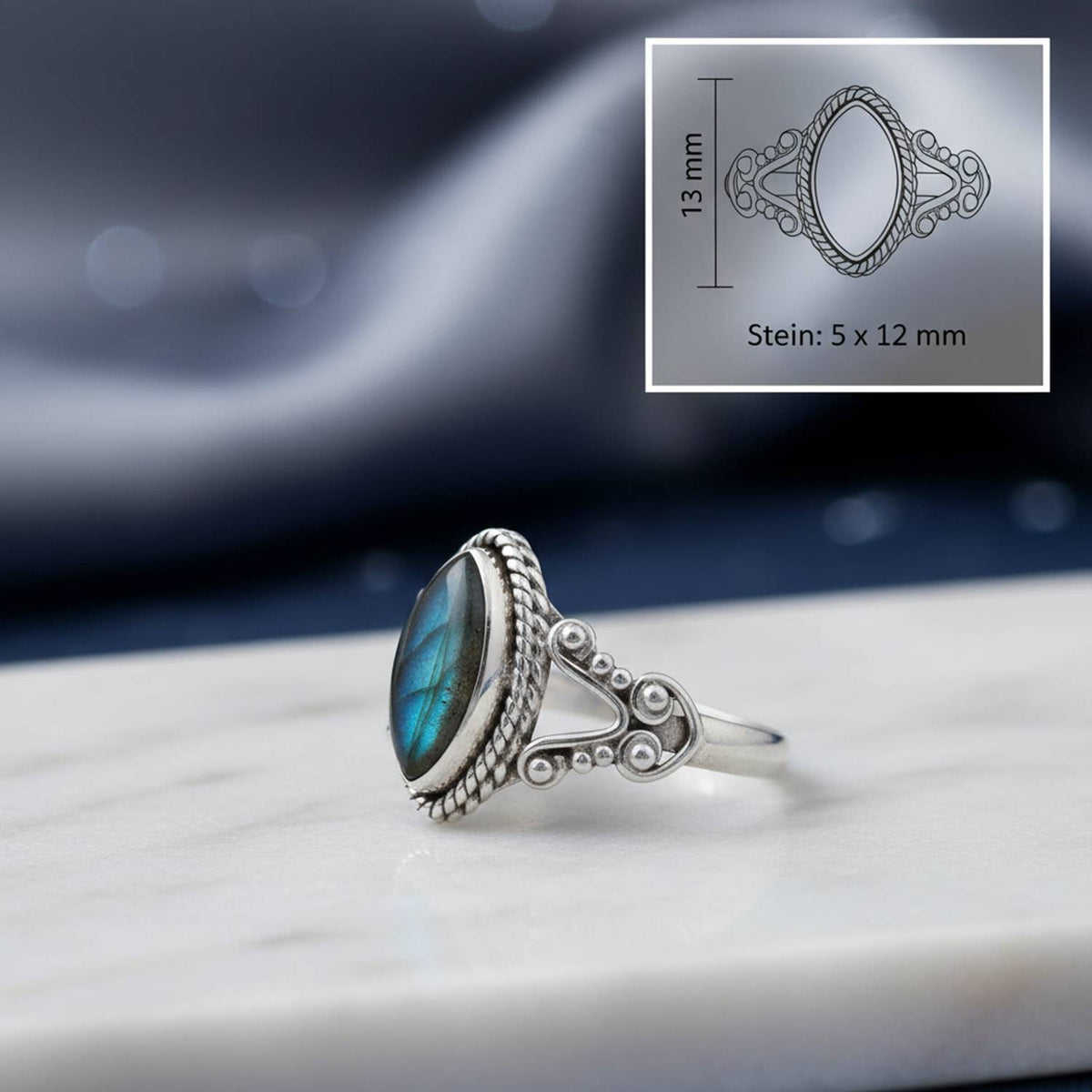 Labradoritring aus Silber mit Maßangaben zu Ring und Edelstein