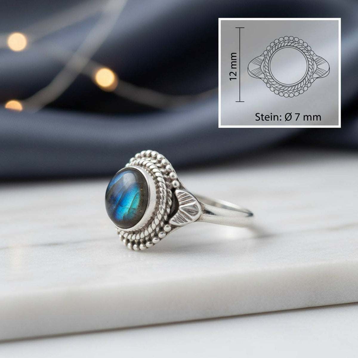 Labradoritring aus Silber mit Maßangaben zu Ring und Edelstein