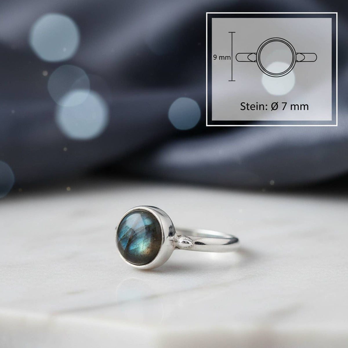 Labradoritring aus Silber mit Maßangaben zu Ring und Edelstein