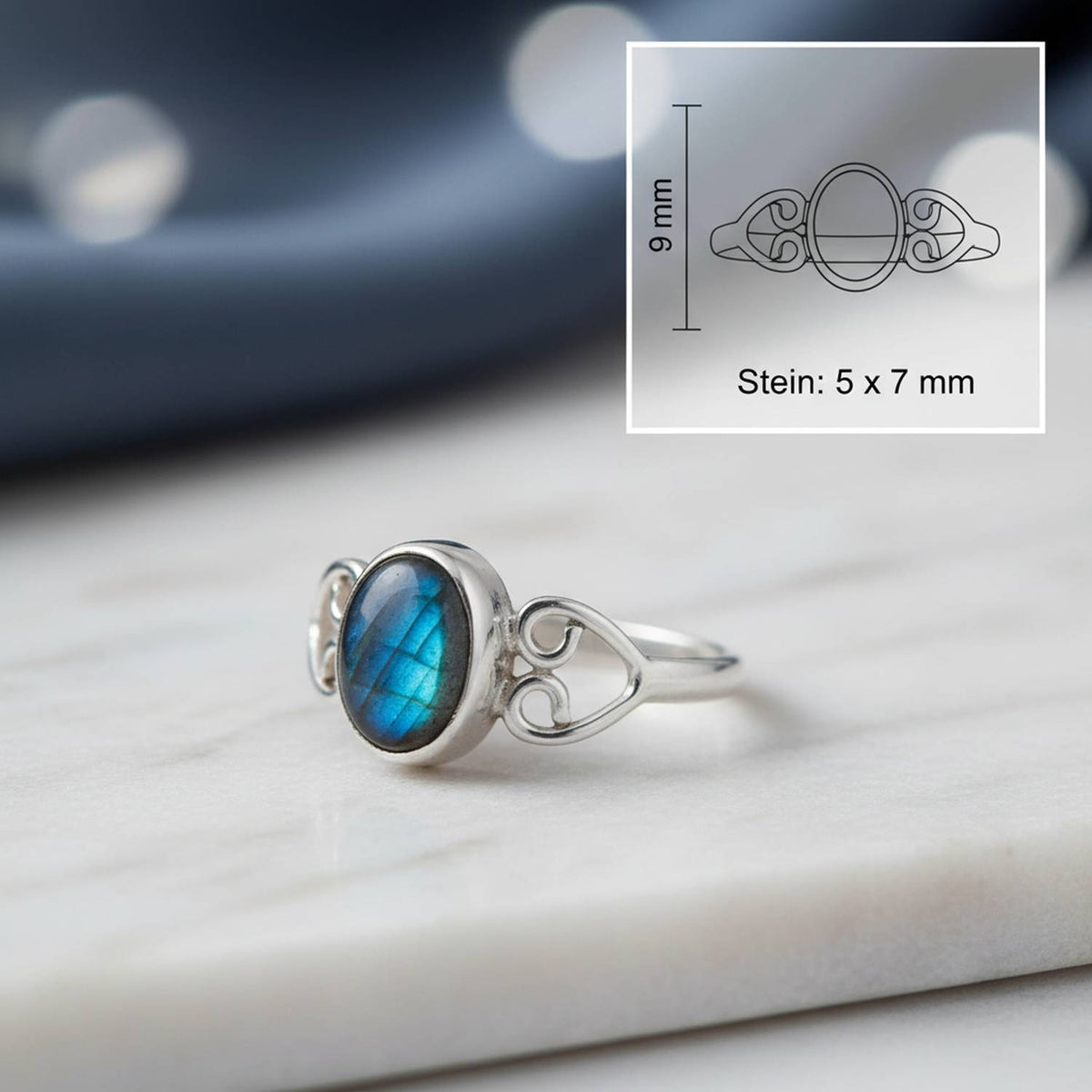 Labradoritring aus Silber mit Maßangaben zu Ring und Edelstein