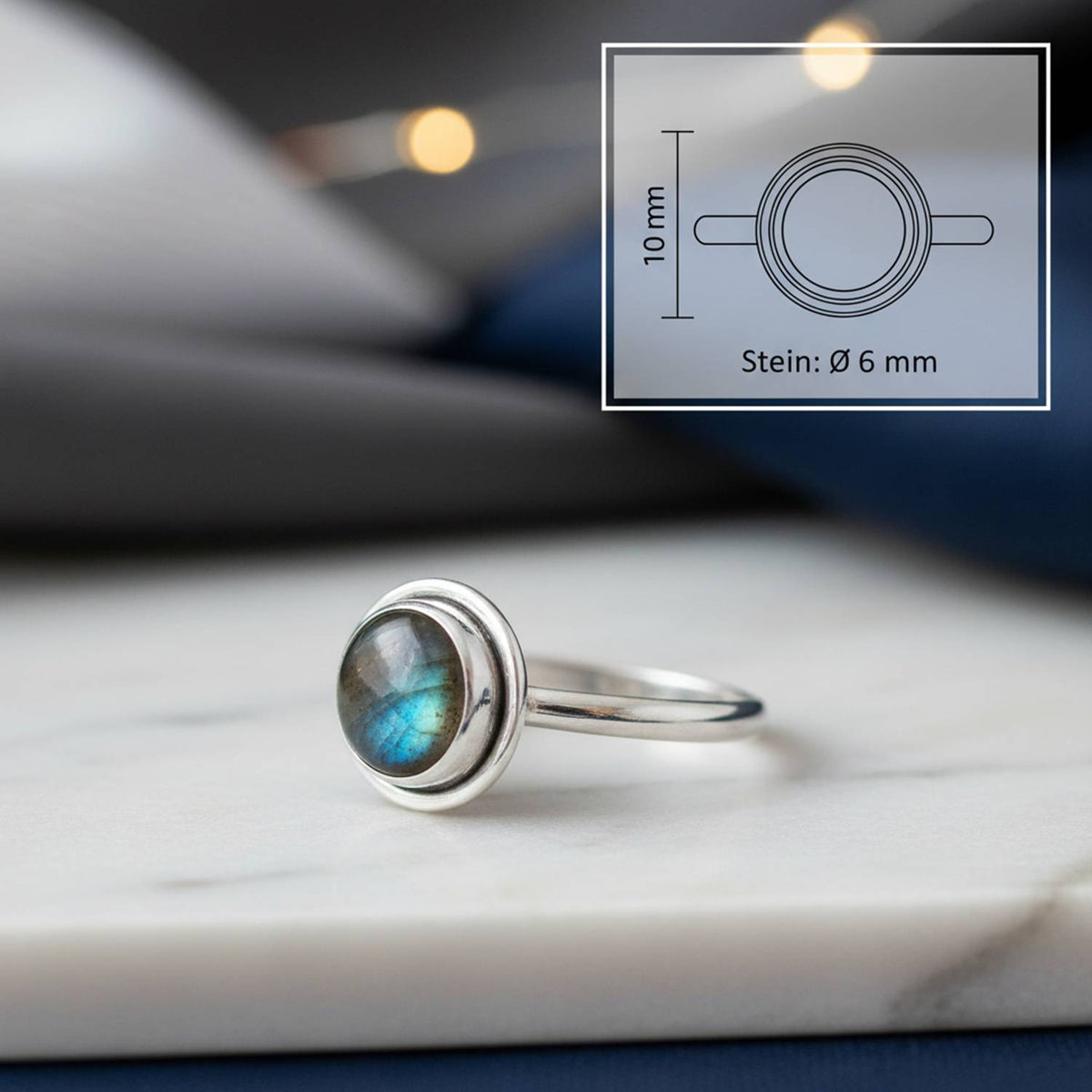 Labradoritring aus Silber mit Maßangaben zu Ring und Edelstein