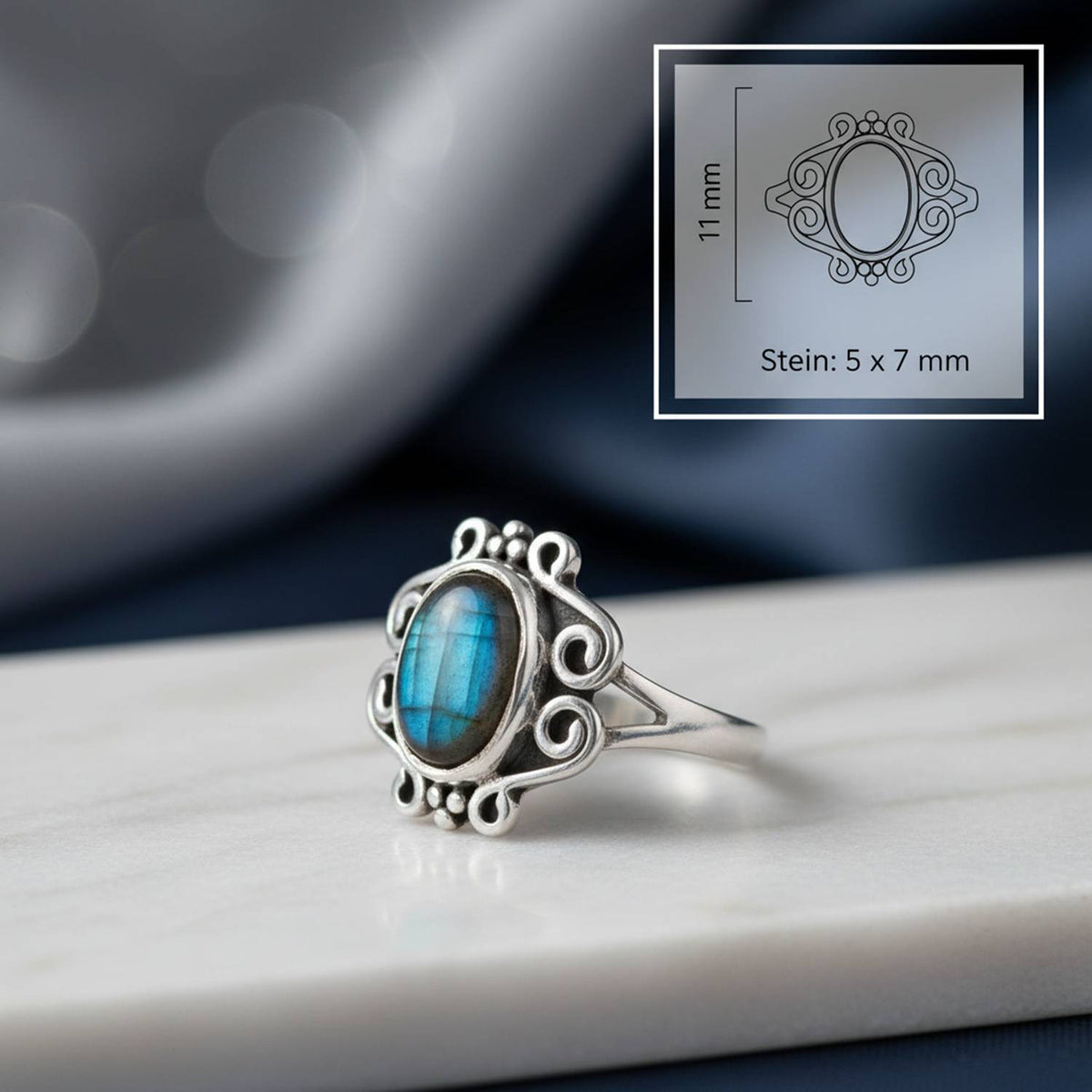Labradoritring aus Silber mit Maßangaben zu Ring und Edelstein