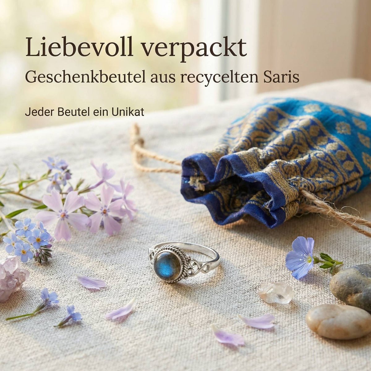 Silberring mit Labradorit und Geschenkbeutel aus recyceltem Sari