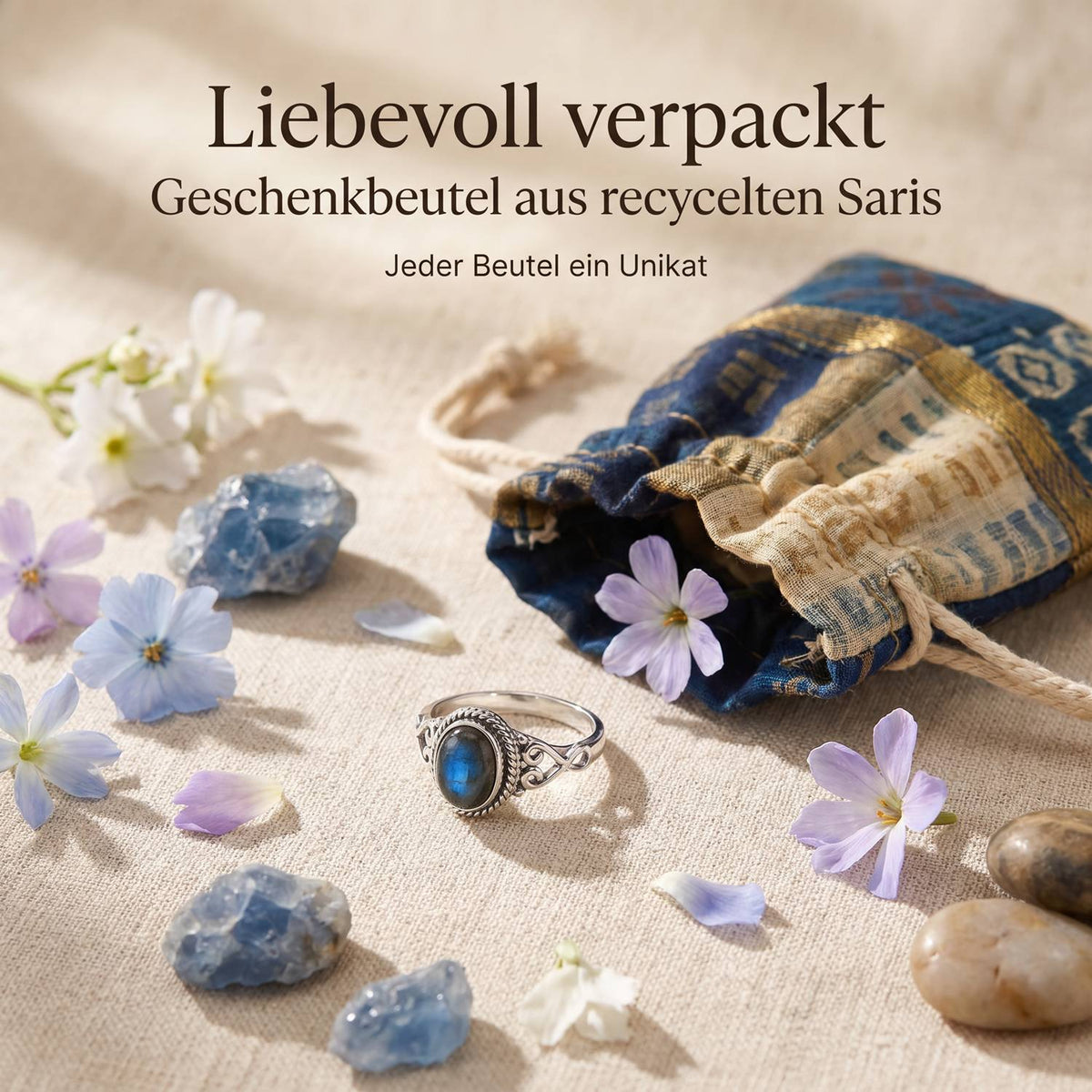 Silberring mit Labradorit und Geschenkbeutel aus recyceltem Sari