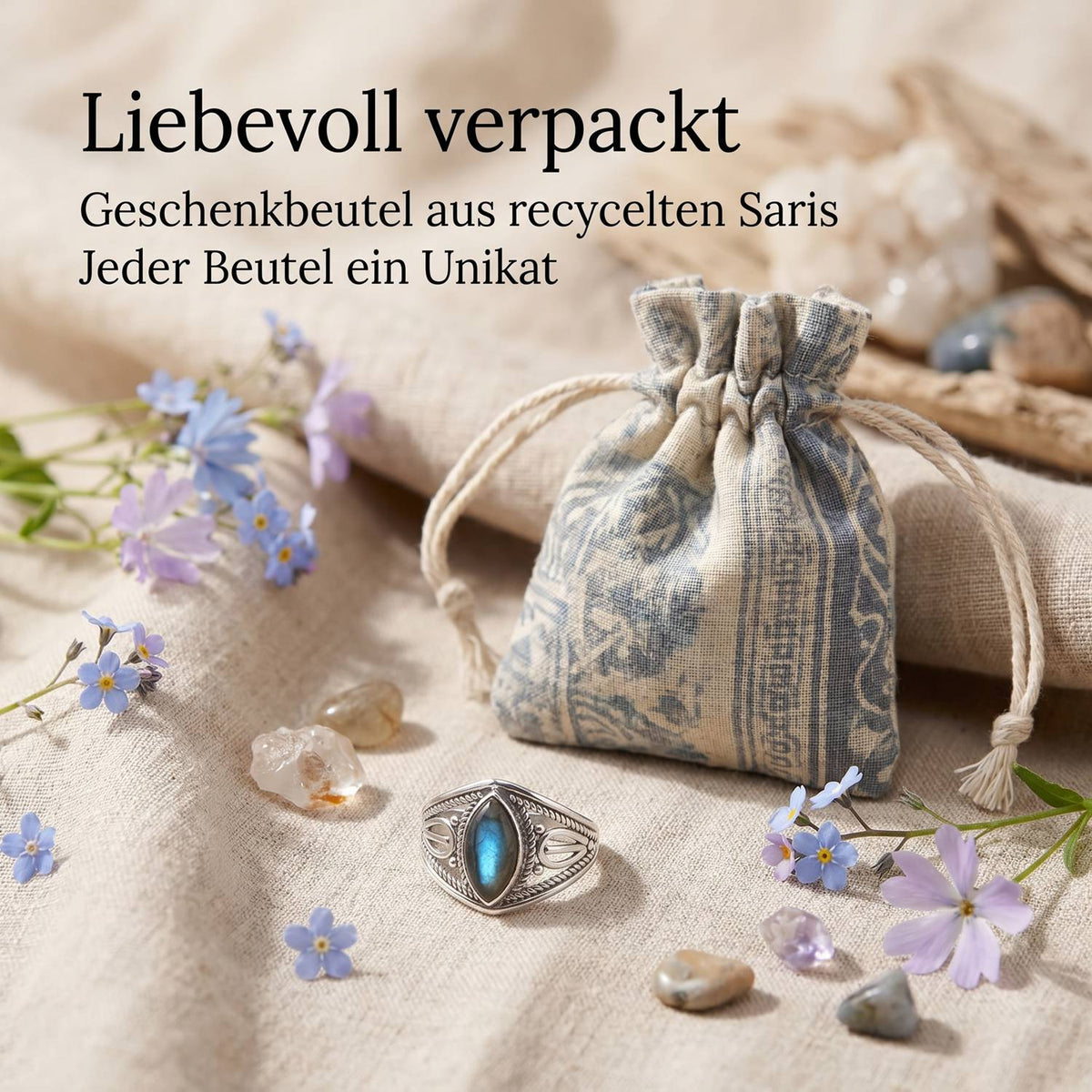 Silberring mit Labradorit und Geschenkbeutel aus recyceltem Sari