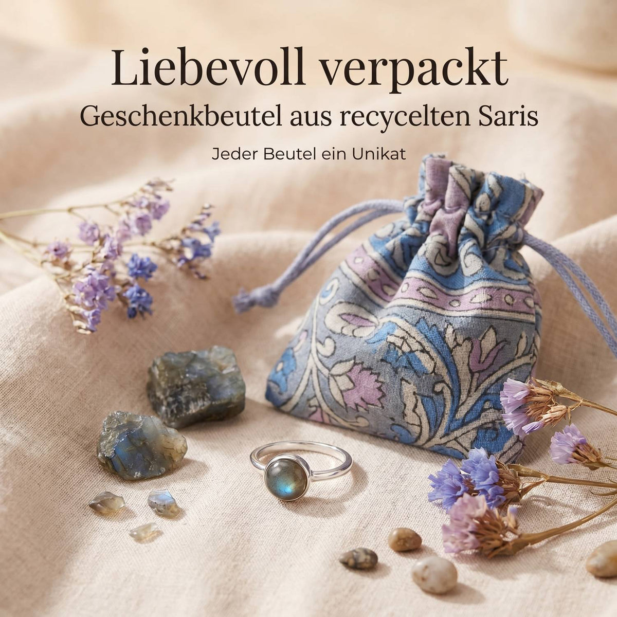 Silberring mit Labradorit und Geschenkbeutel aus recyceltem Sari
