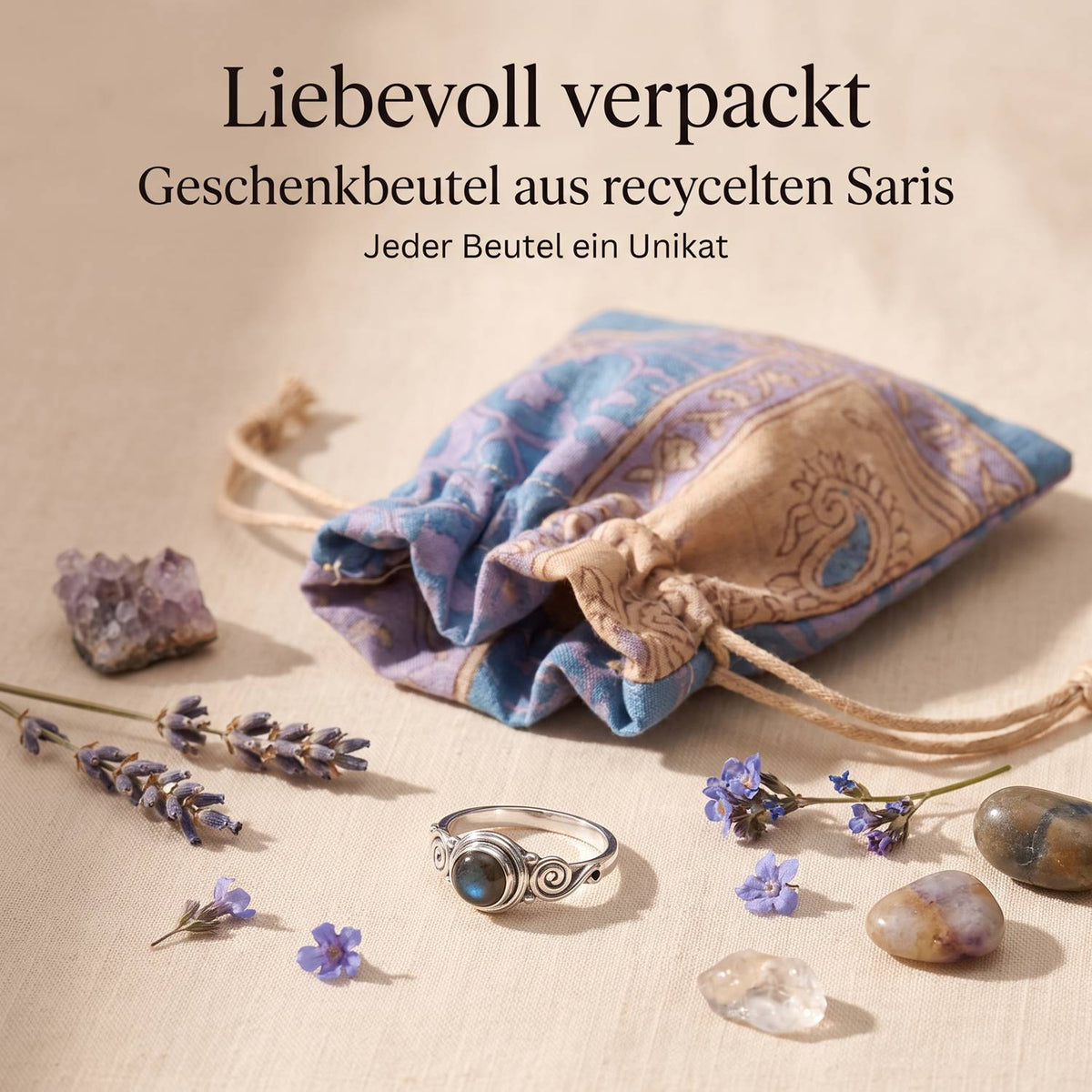 Silberring mit Labradorit und Geschenkbeutel aus recyceltem Sari