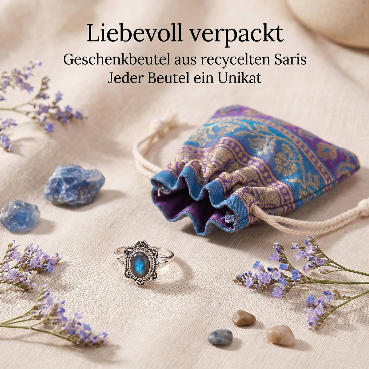Silberring mit Labradorit und Geschenkbeutel aus recyceltem Sari