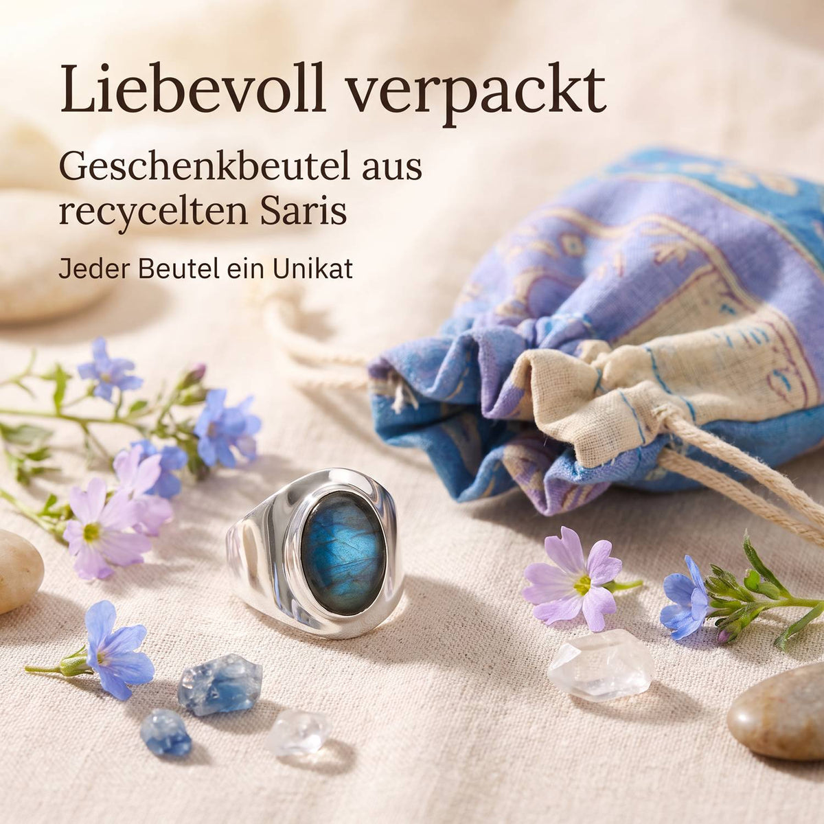 Silberring mit Labradorit und Geschenkbeutel aus recyceltem Sari