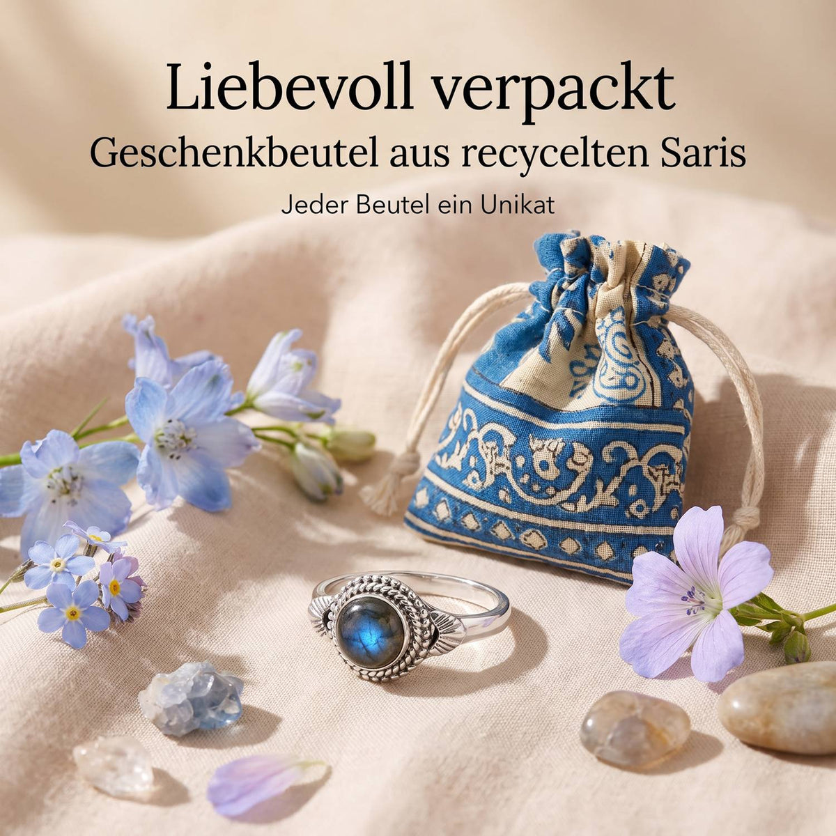 Silberring mit Labradorit und Geschenkbeutel aus recyceltem Sari