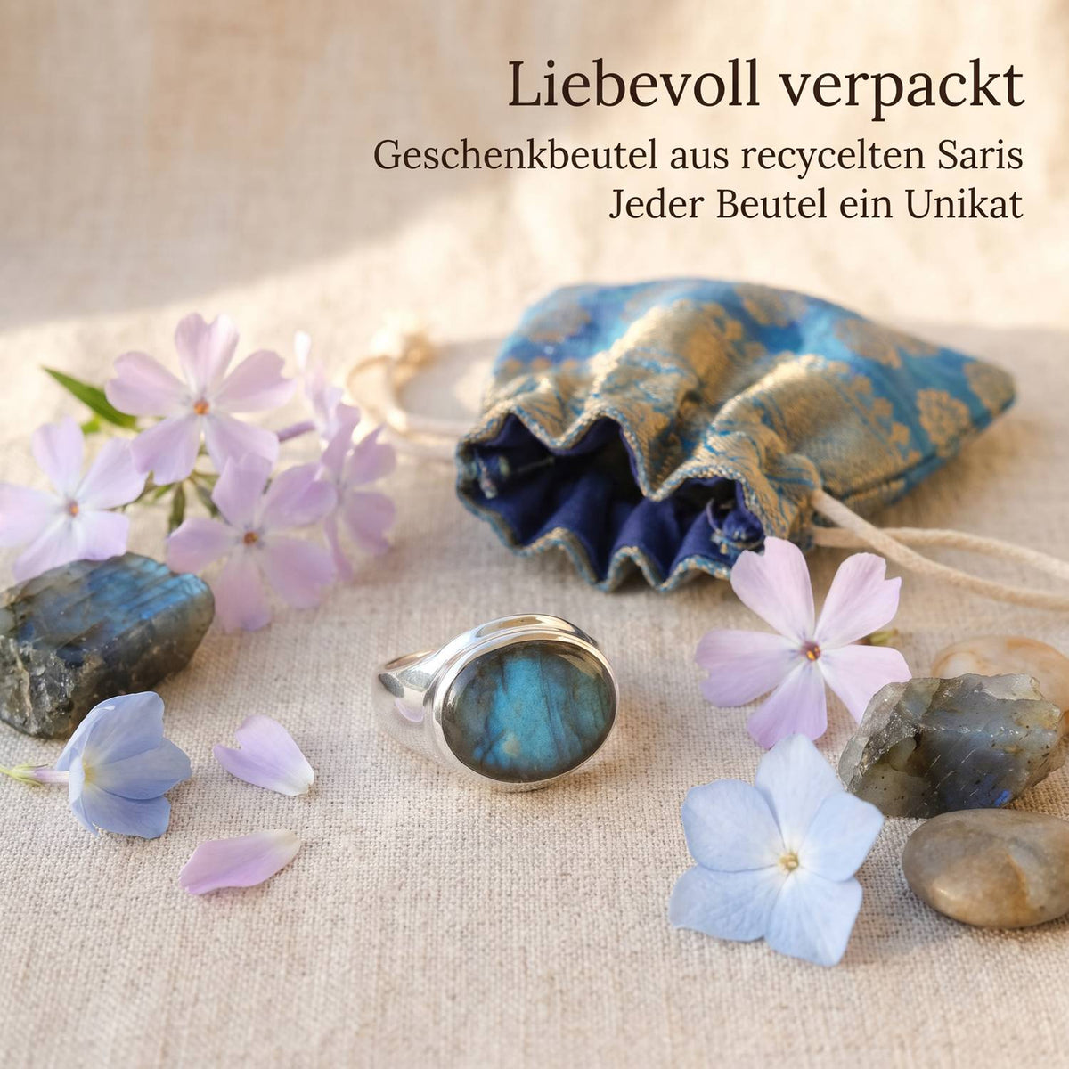 Silberring mit Labradorit und Geschenkbeutel aus recyceltem Sari