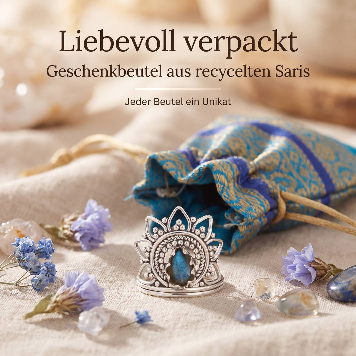 Silberring mit Labradorit und Geschenkbeutel aus recyceltem Sari