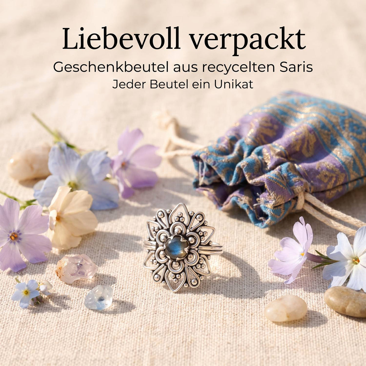 Silberring mit Labradorit und Geschenkbeutel aus recyceltem Sari