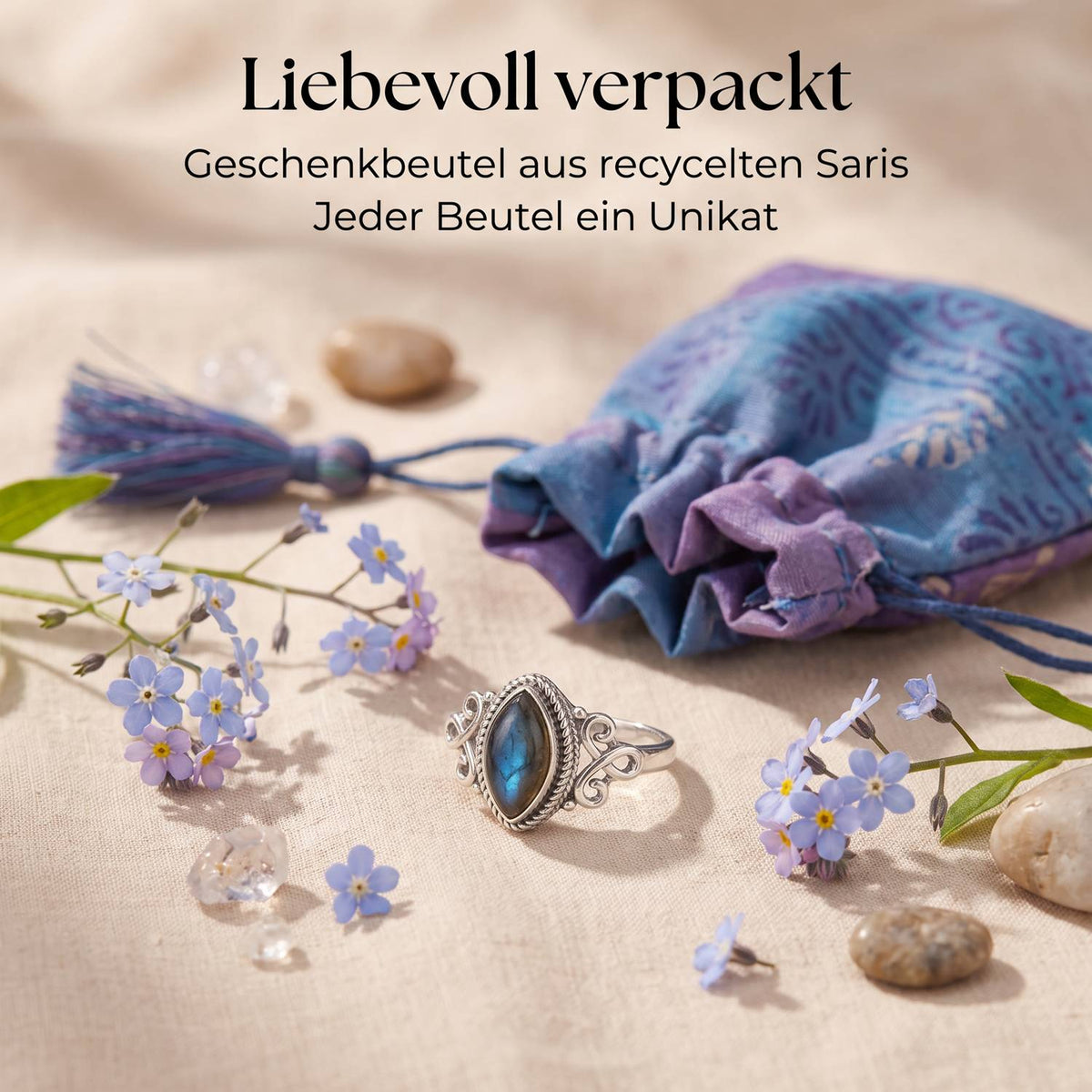 Silberring mit Labradorit und Geschenkbeutel aus recyceltem Sari