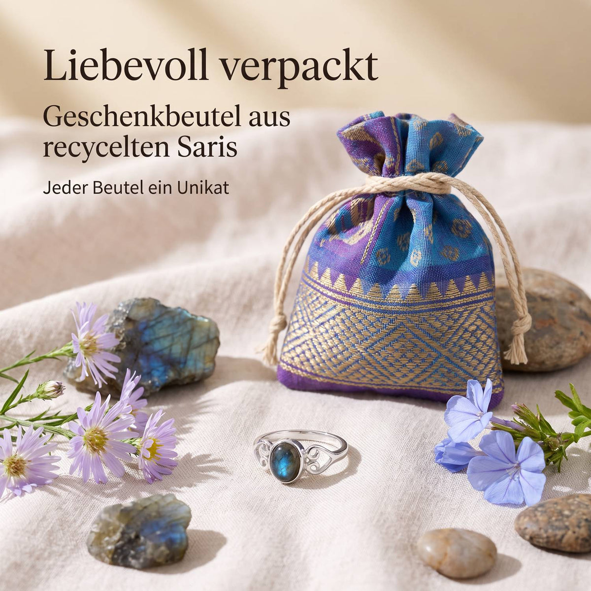 Silberring mit Labradorit und Geschenkbeutel aus recyceltem Sari