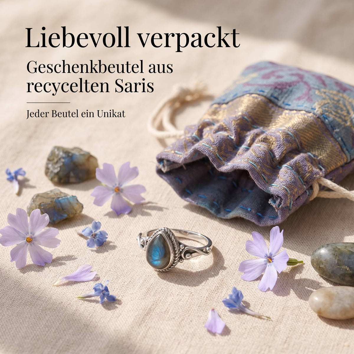 Silberring mit Labradorit und Geschenkbeutel aus recyceltem Sari