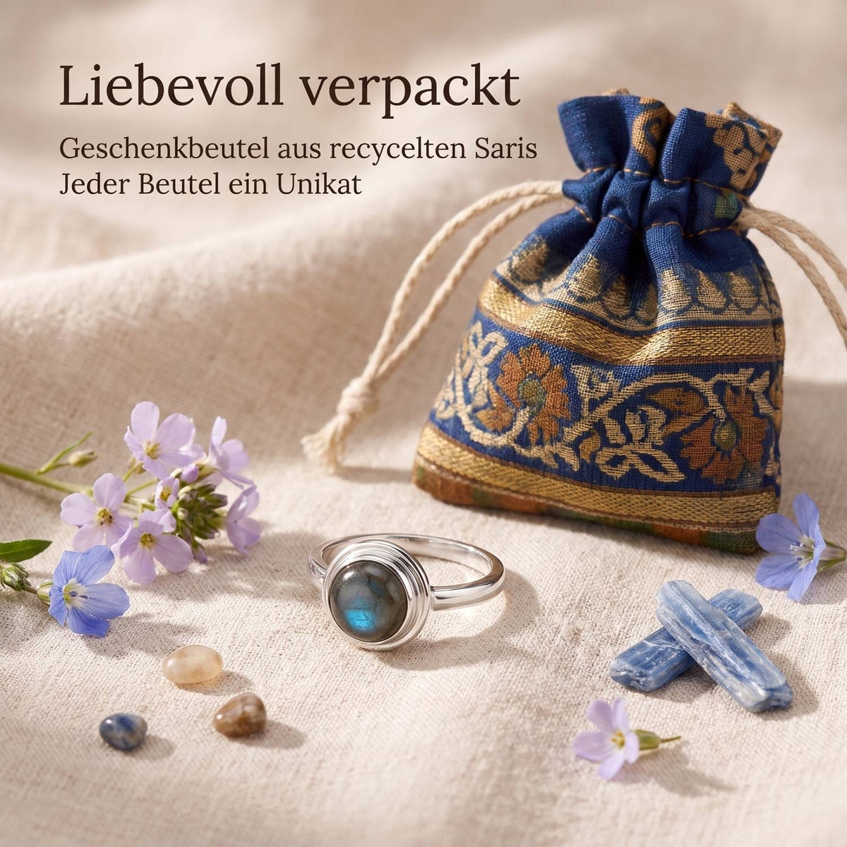 Silberring mit Labradorit und Geschenkbeutel aus recyceltem Sari