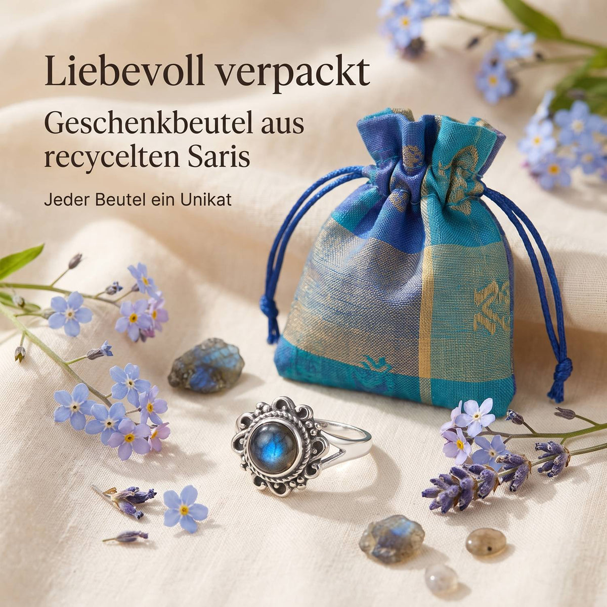 Silberring mit Labradorit und Geschenkbeutel aus recyceltem Sari