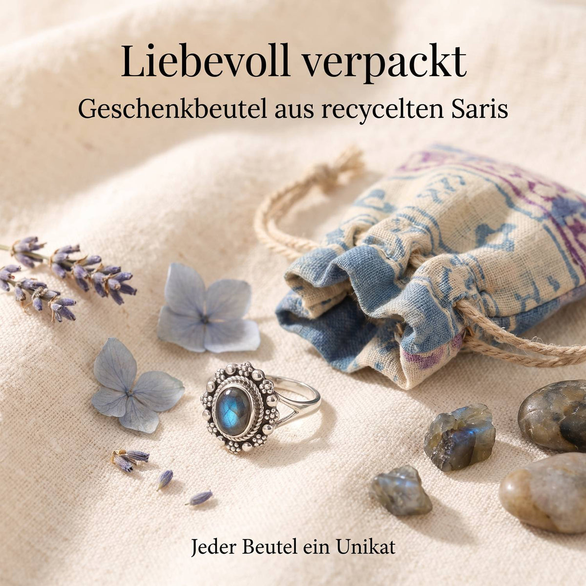 Silberring mit Labradorit und Geschenkbeutel aus recyceltem Sari