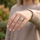 [KI] Labradoritring aus Silber getragen an der Hand im Freien
