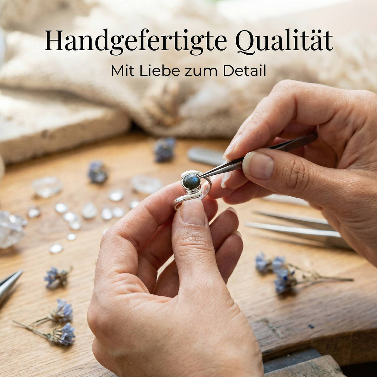 Handgefertigter Silberring mit Labradorit bei der Schmuckherstellung
