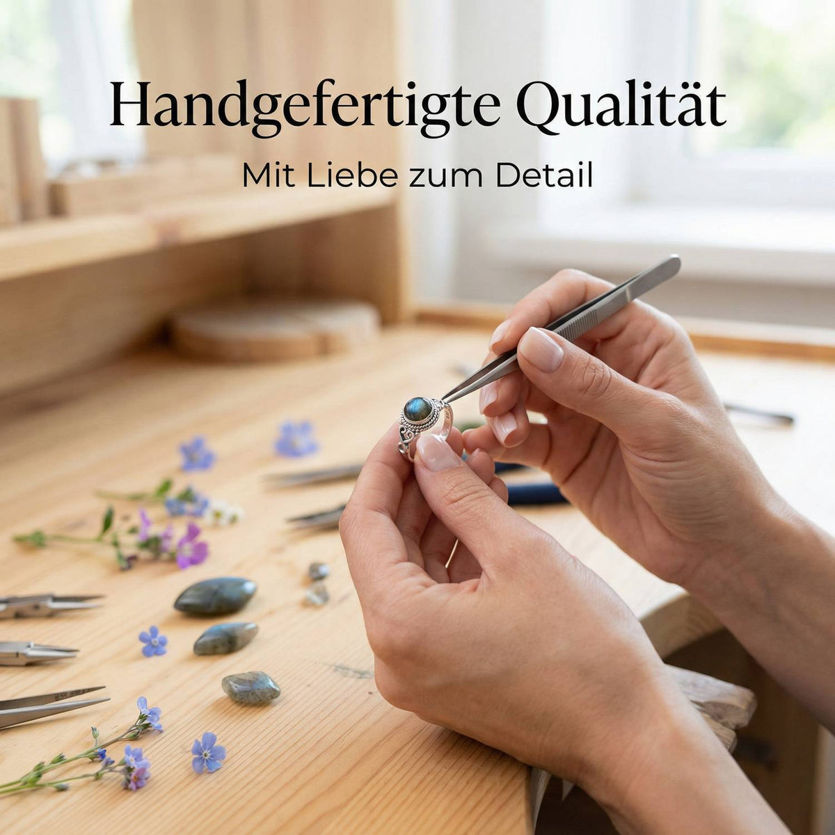 Handgefertigter Silberring mit Labradorit bei der Schmuckherstellung