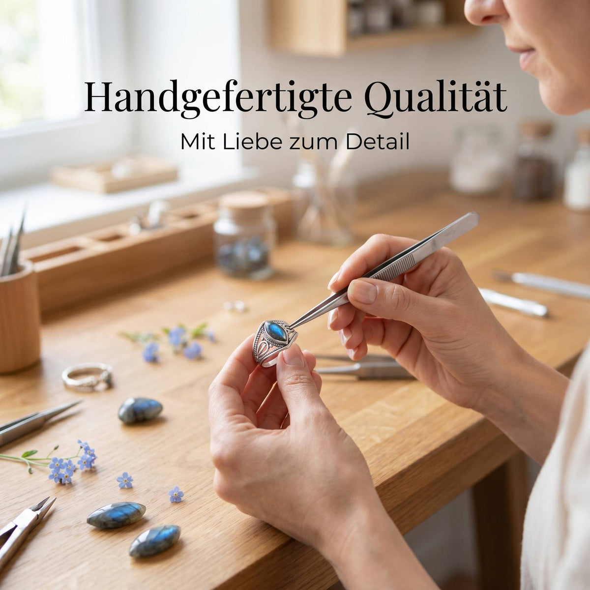 Handgefertigter Silberring mit Labradorit bei der Schmuckherstellung