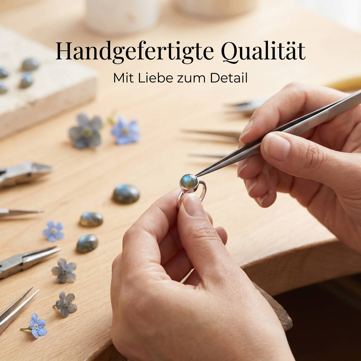 Handgefertigter Silberring mit Labradorit bei der Schmuckherstellung