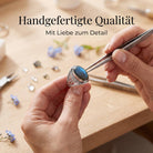 [KI] Handgefertigter Silberring mit Labradorit bei der Schmuckherstellung