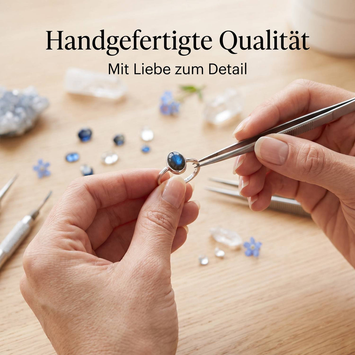 Handgefertigter Silberring mit Labradorit bei der Schmuckherstellung
