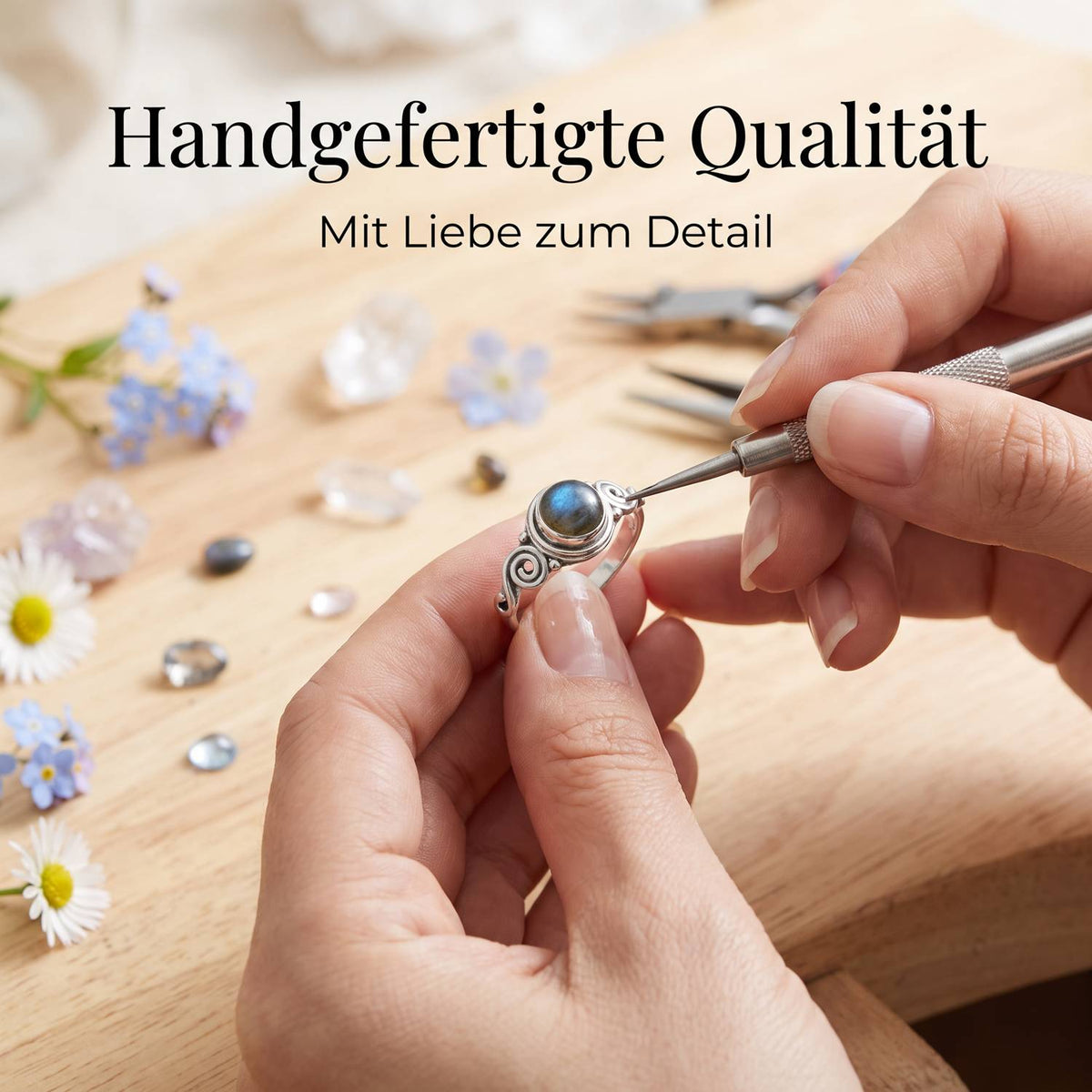 Handgefertigter Silberring mit Labradorit bei der Schmuckherstellung