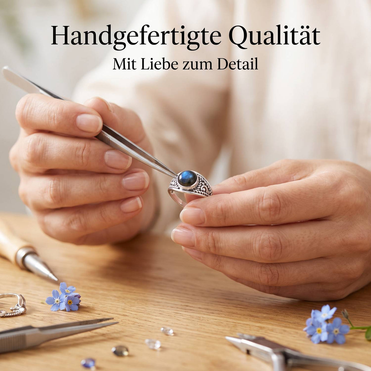 Handgefertigter Silberring mit Labradorit bei der Schmuckherstellung