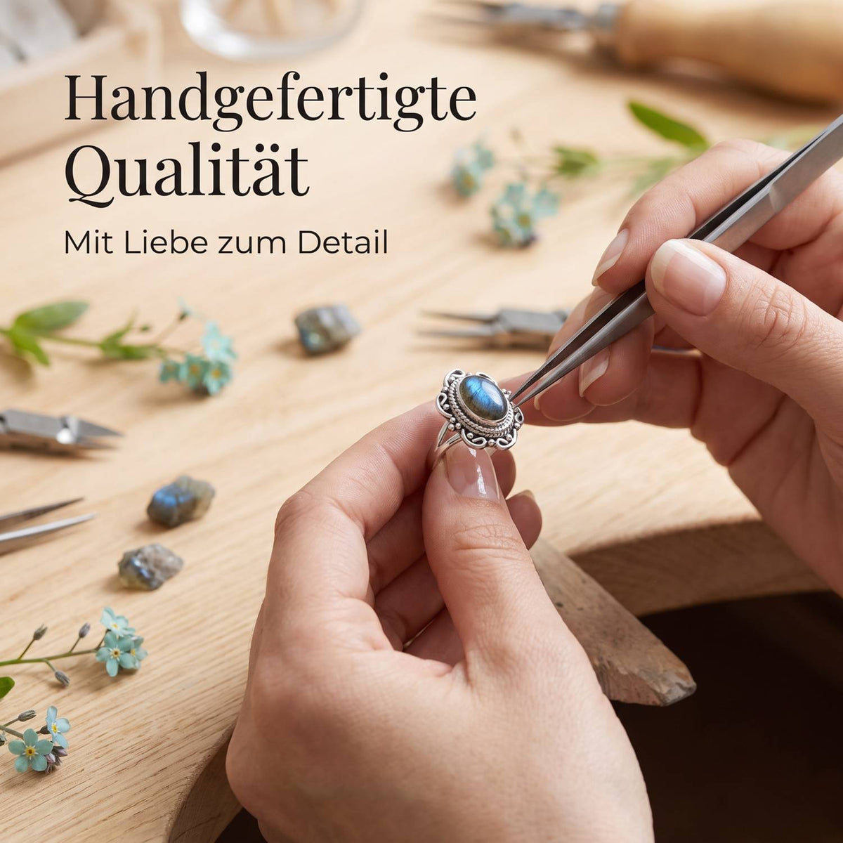 Handgefertigter Silberring mit Labradorit bei der Schmuckherstellung