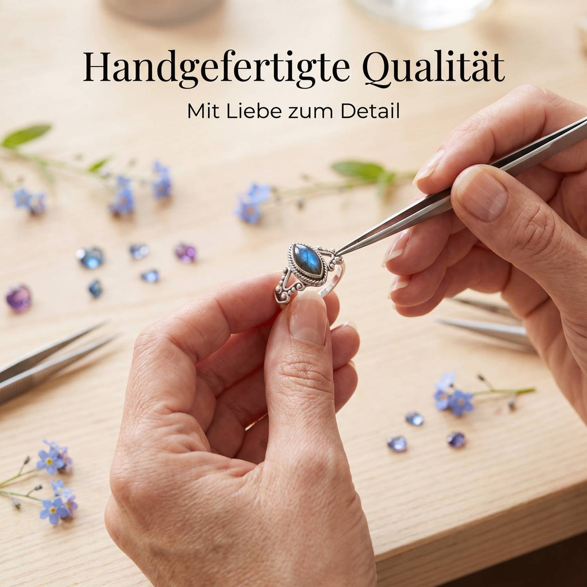 Handgefertigter Silberring mit Labradorit bei der Schmuckherstellung