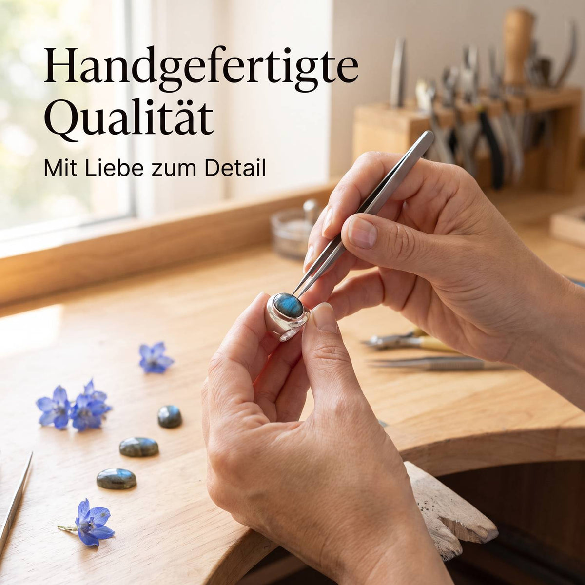 Handgefertigter Silberring mit Labradorit bei der Schmuckherstellung