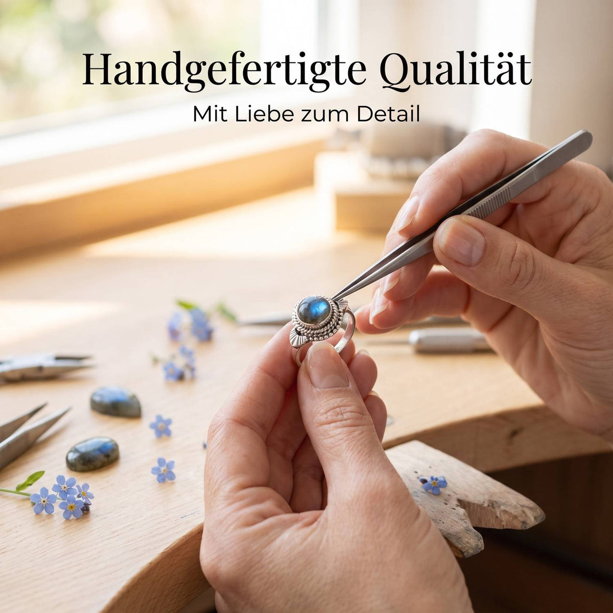 Handgefertigter Silberring mit Labradorit bei der Schmuckherstellung