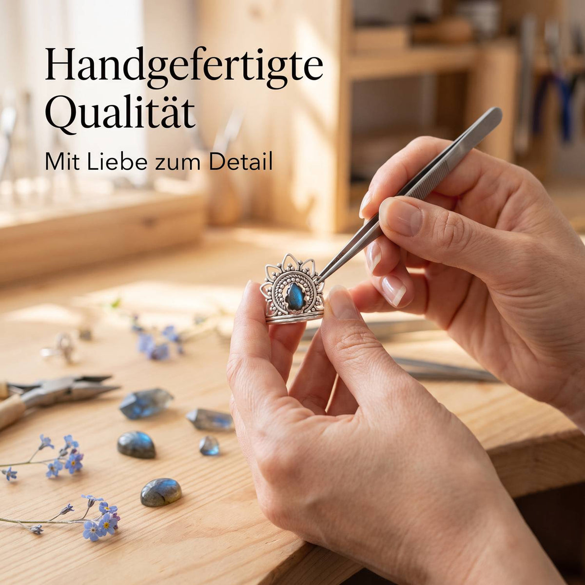 Handgefertigter Silberring mit Labradorit bei der Schmuckherstellung