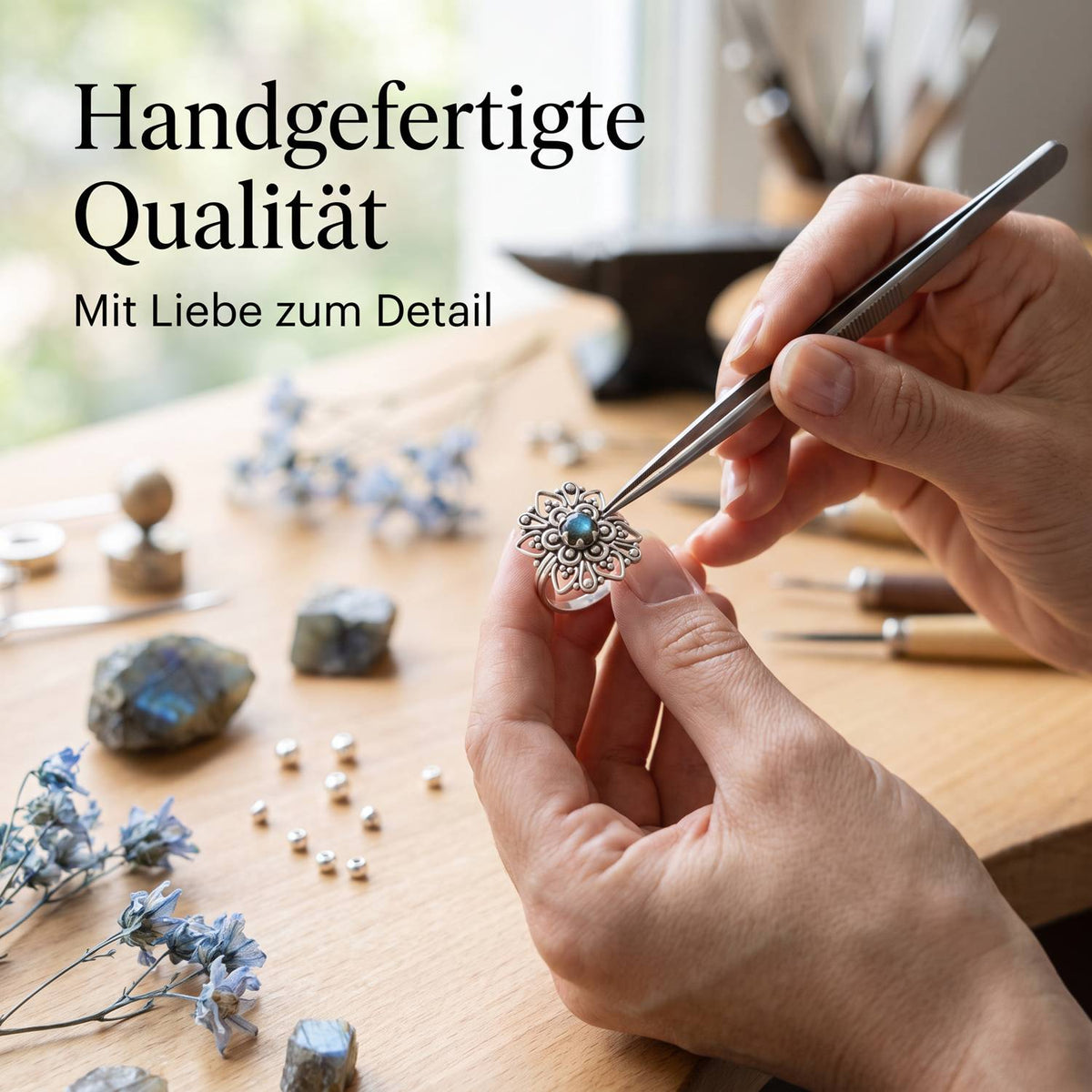 Handgefertigter Silberring mit Labradorit bei der Schmuckherstellung