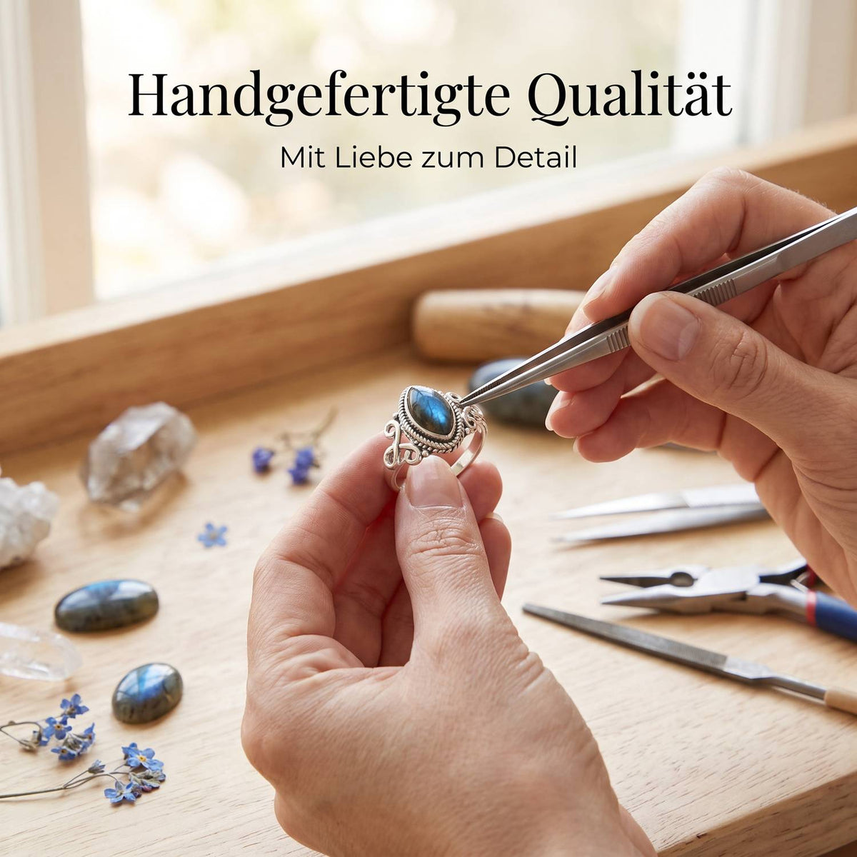 Handgefertigter Silberring mit Labradorit bei der Schmuckherstellung