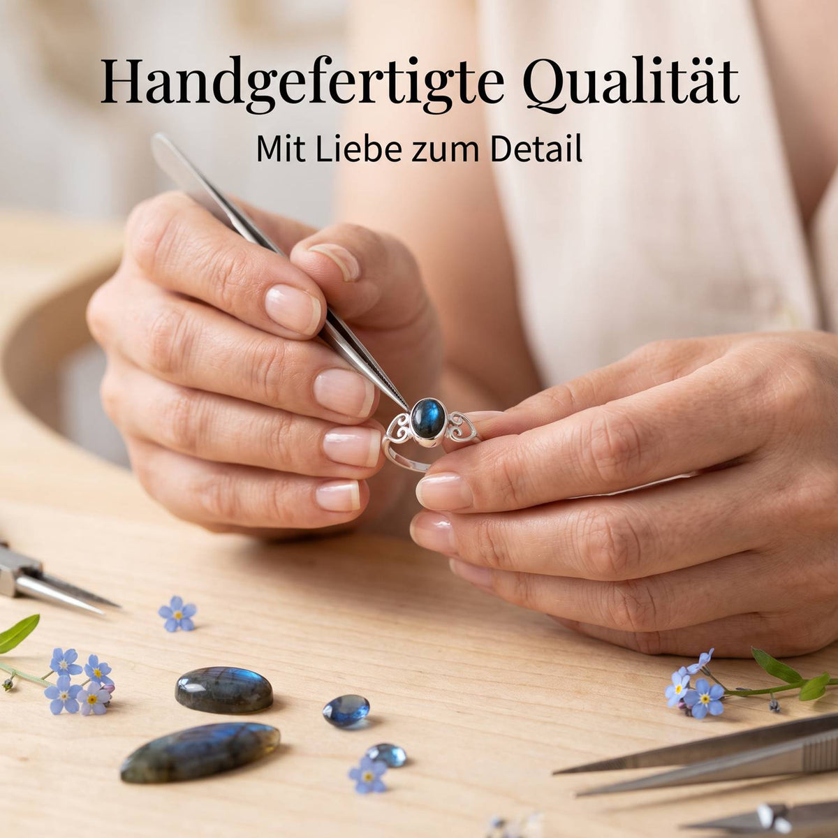 Handgefertigter Silberring mit Labradorit bei der Schmuckherstellung